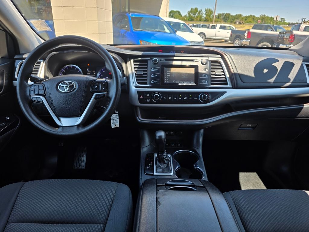 2019 Toyota Highlander LE - Photo 8