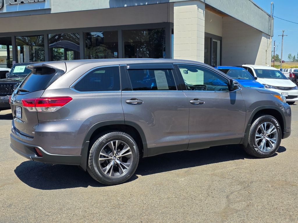 2019 Toyota Highlander LE - Photo 34
