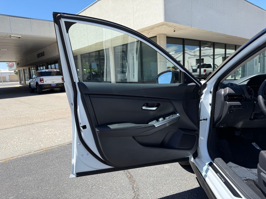 2025 Nissan Sentra SR - Photo 10