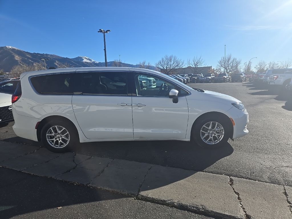 2023 Chrysler Voyager LX photo 4