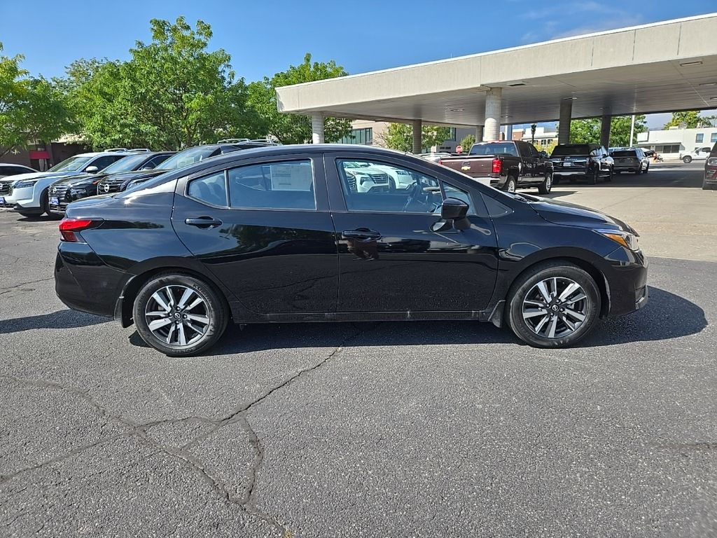 2025 Nissan Versa 1.6 SV photo 4