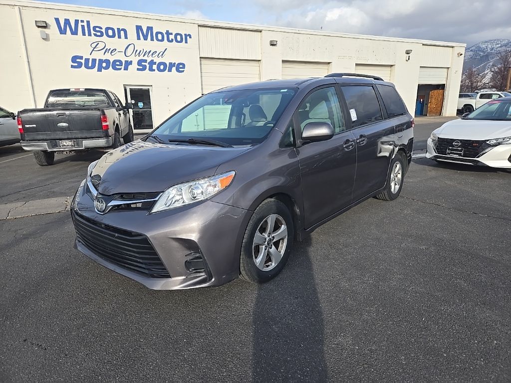 2019 Toyota Sienna LE's photo