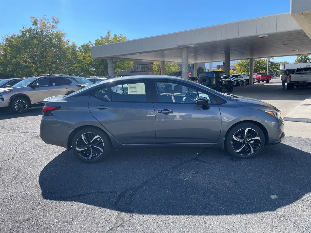 2025 Nissan Versa 1.6 SR photo 4