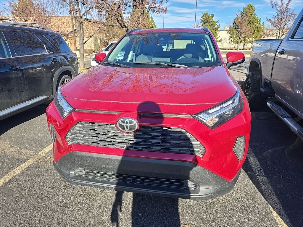 2025 Toyota RAV4 XLE's photo