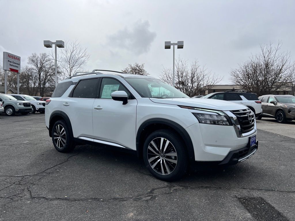 2025 Nissan Pathfinder Platinum photo 3