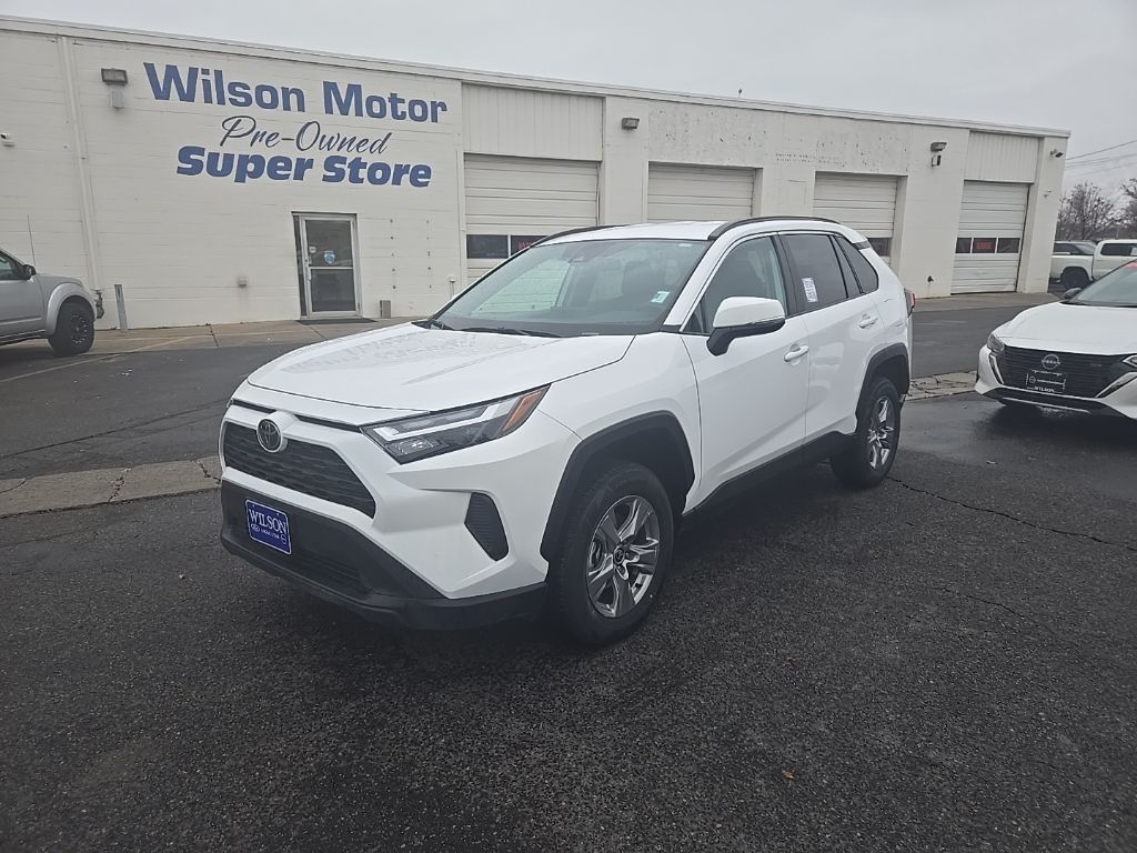 2025 Toyota RAV4 XLE's photo