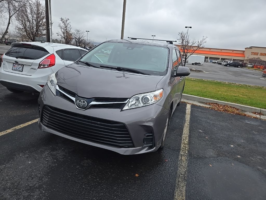 2019 Toyota Sienna LE photo 3