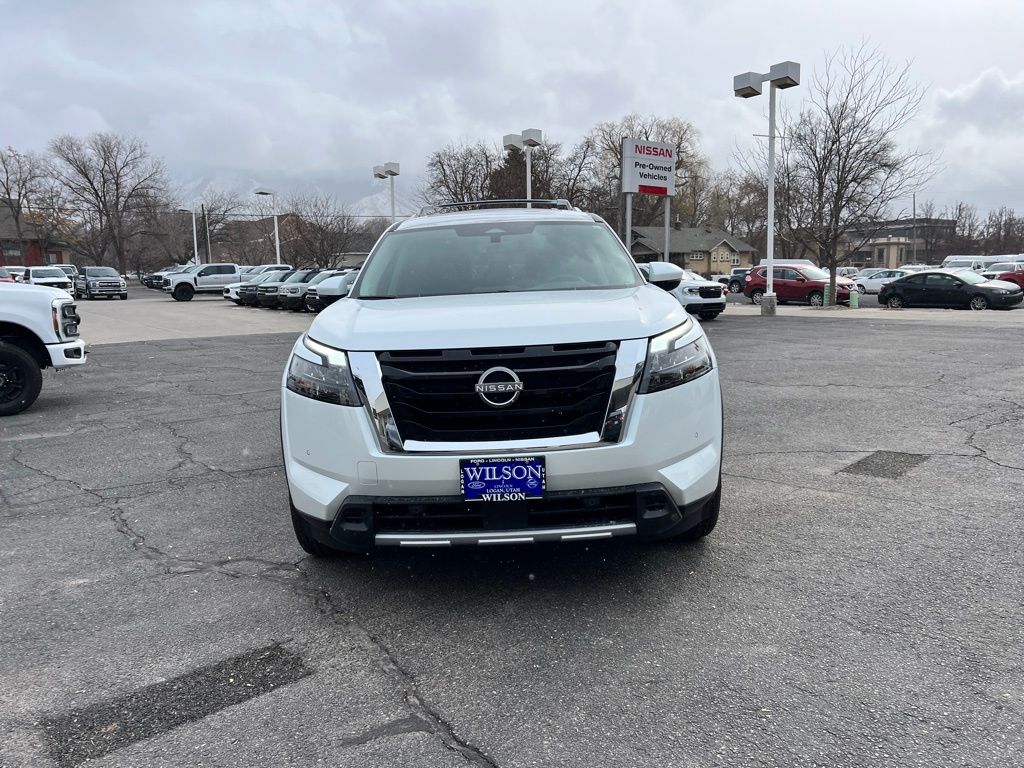 2025 Nissan Pathfinder Platinum photo 2