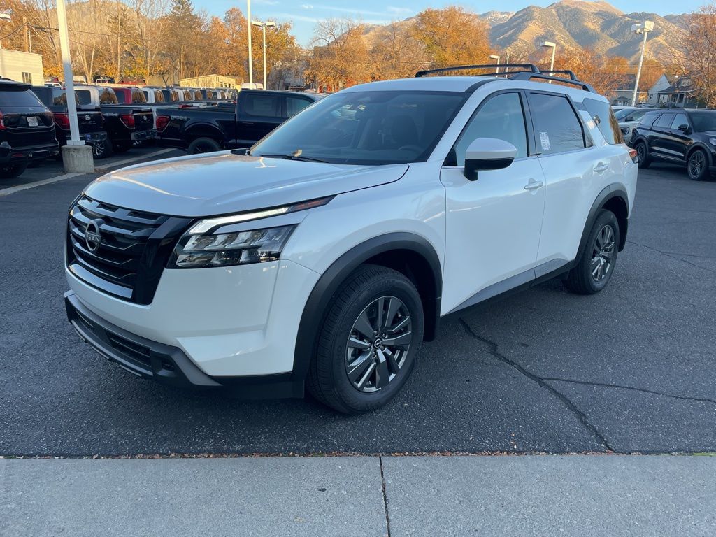 2025 Nissan Pathfinder SV's photo