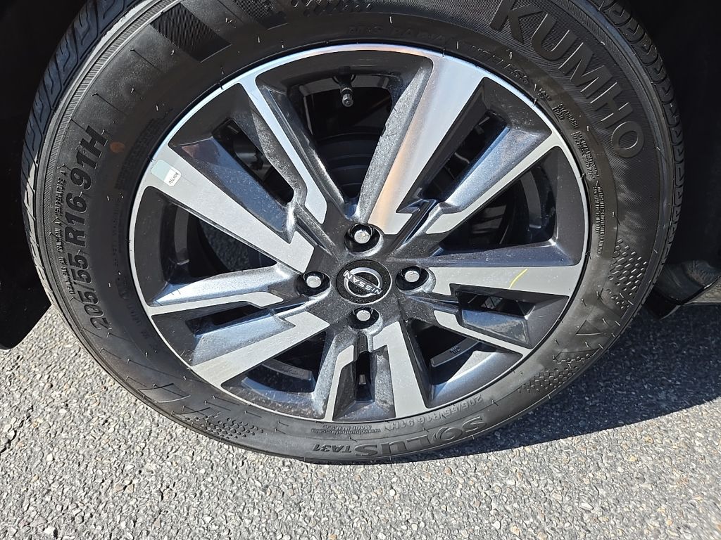 2025 Nissan Versa Sedan SV - Photo 35