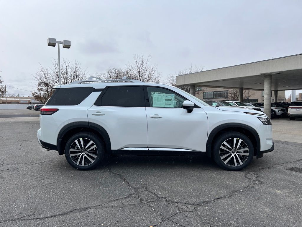 2025 Nissan Pathfinder Platinum photo 4