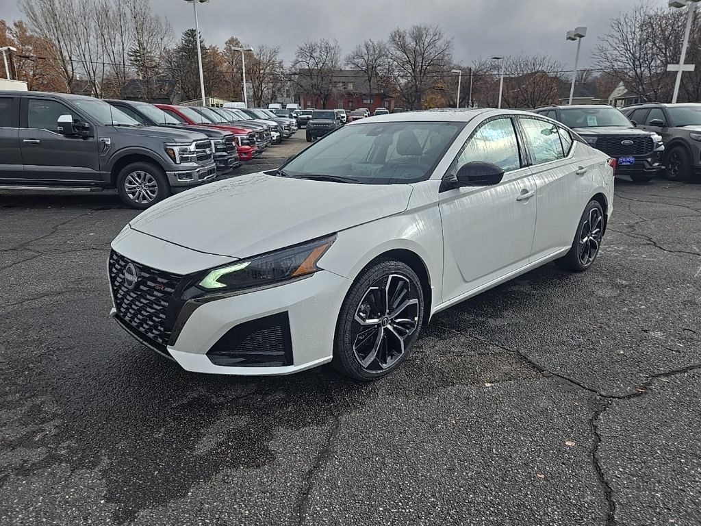 2025 Nissan Altima SR's photo