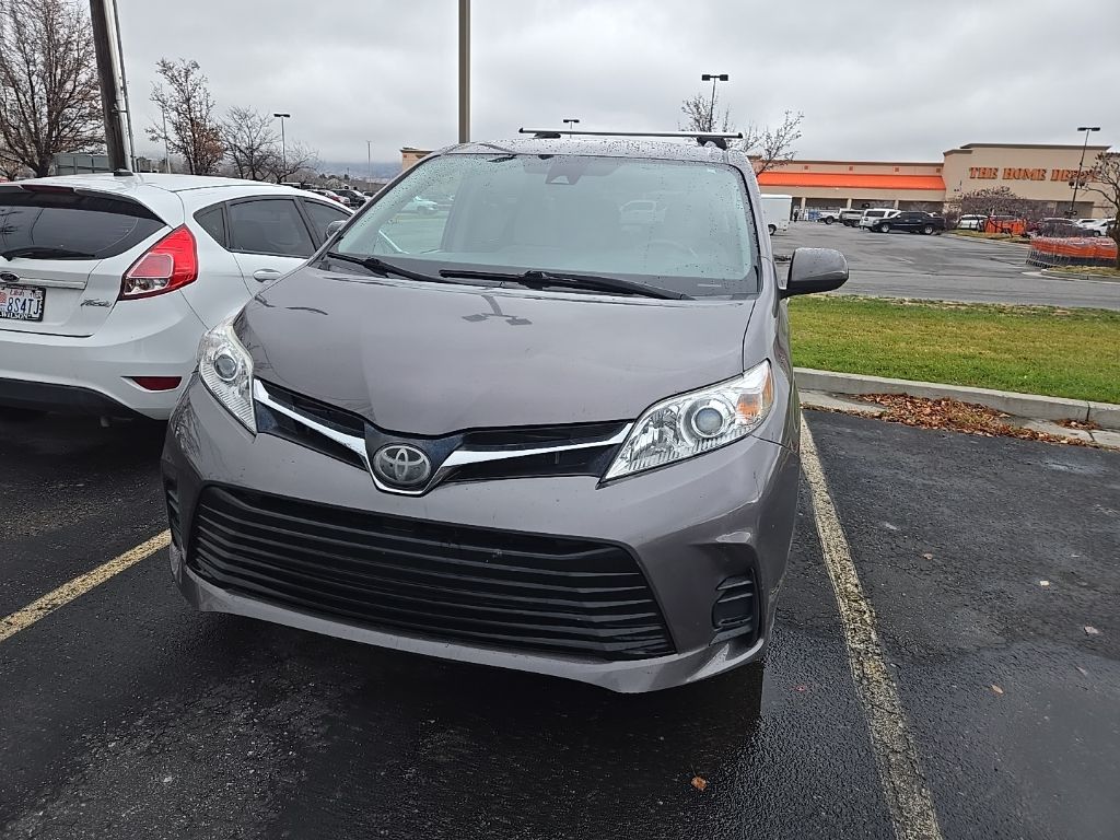 2019 Toyota Sienna LE photo 2