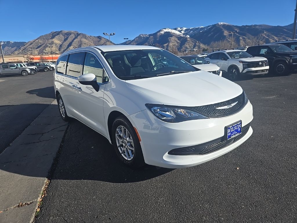 2023 Chrysler Voyager LX photo 3