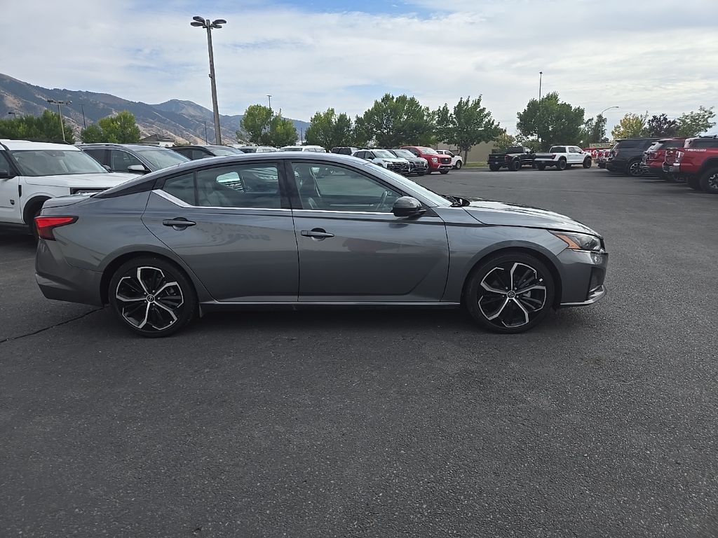2023 Nissan Altima 2.5 SR photo 4