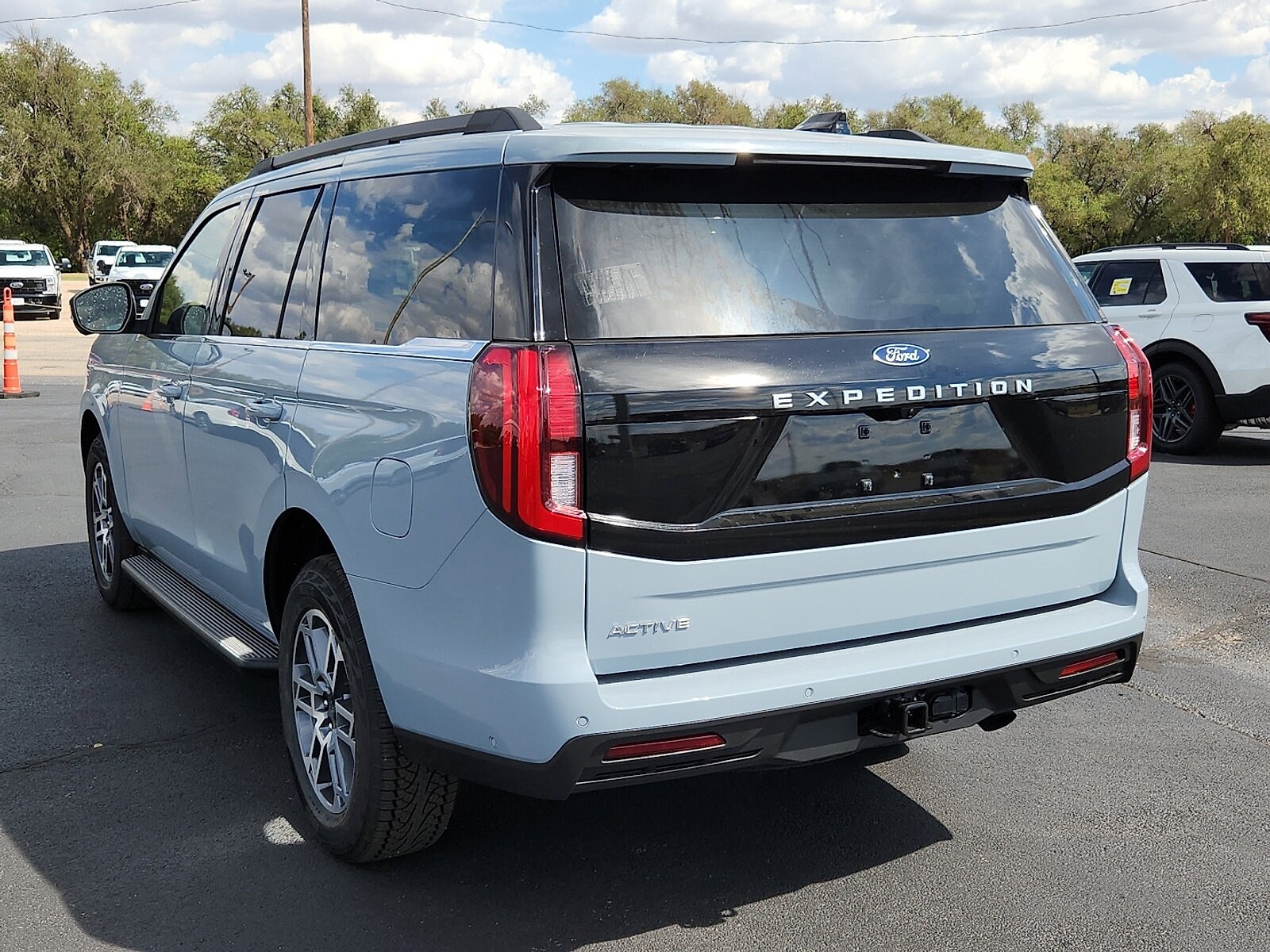 2025 Ford Expedition photo 3