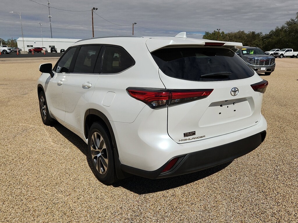 Used 2023 Toyota Highlander XLE XLE FWD