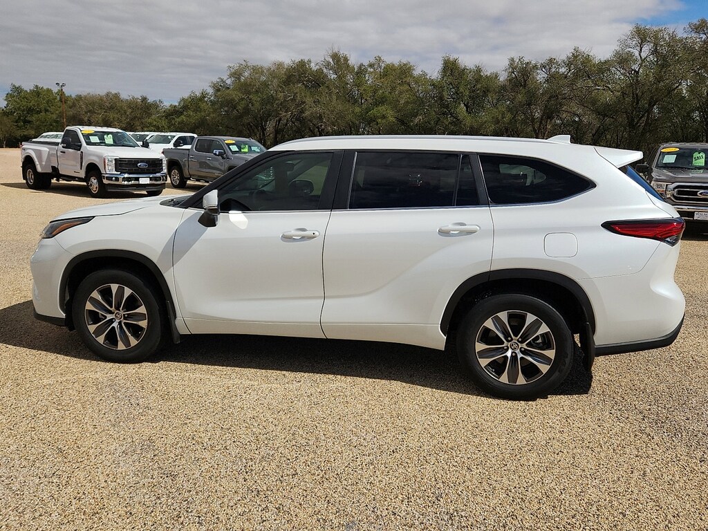Used 2023 Toyota Highlander XLE XLE FWD