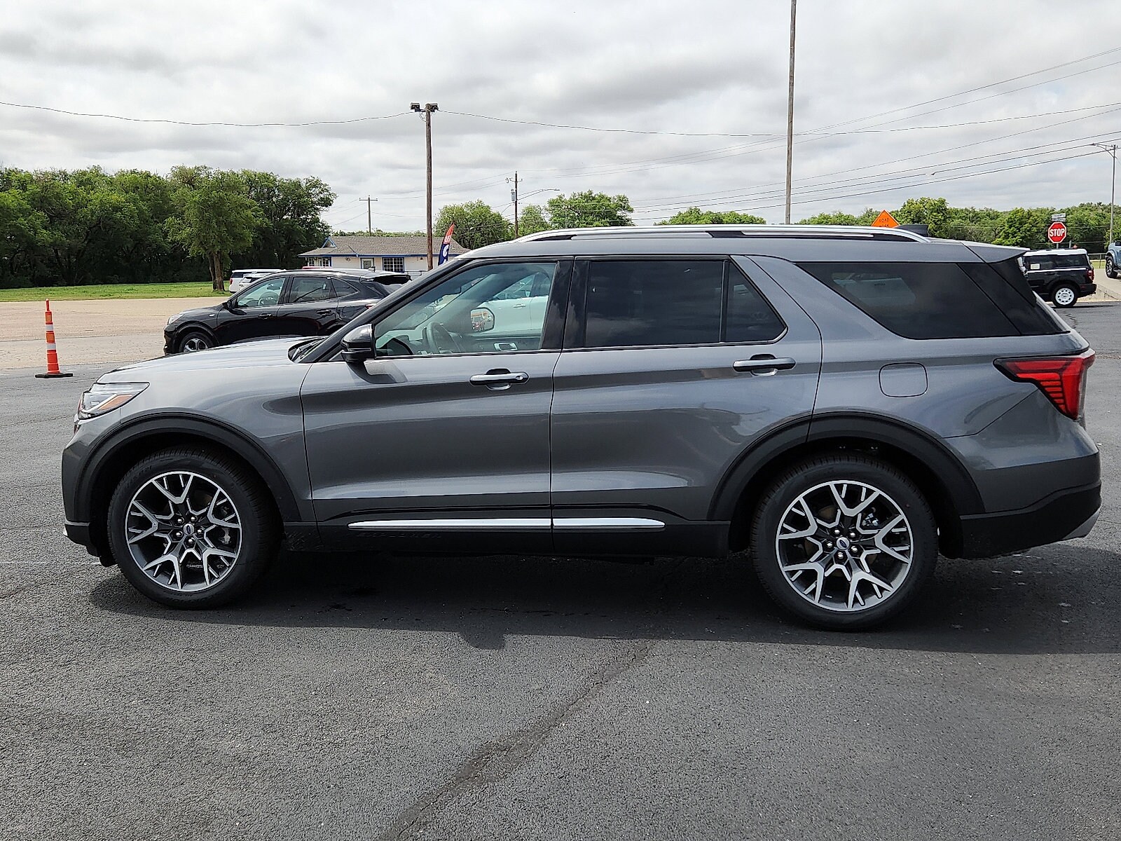 2025 Ford Explorer Platinum photo 2