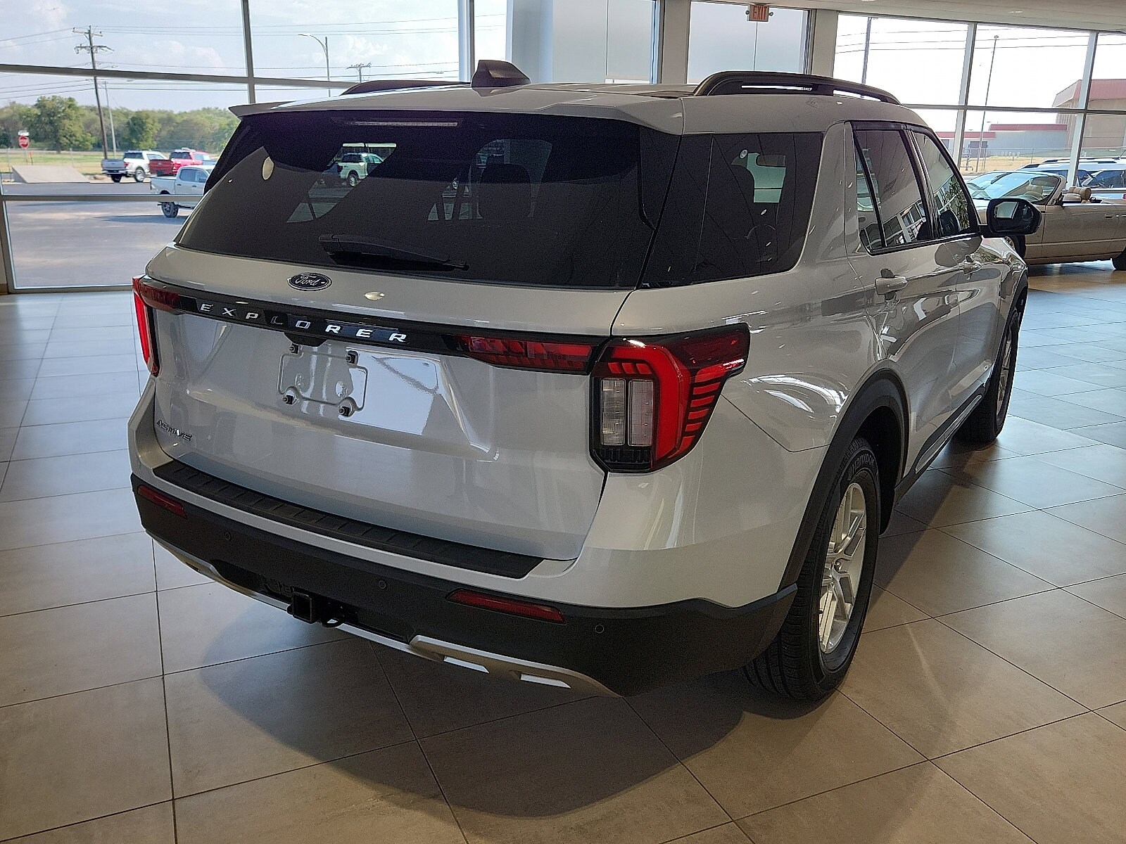 2025 Ford Explorer photo 2