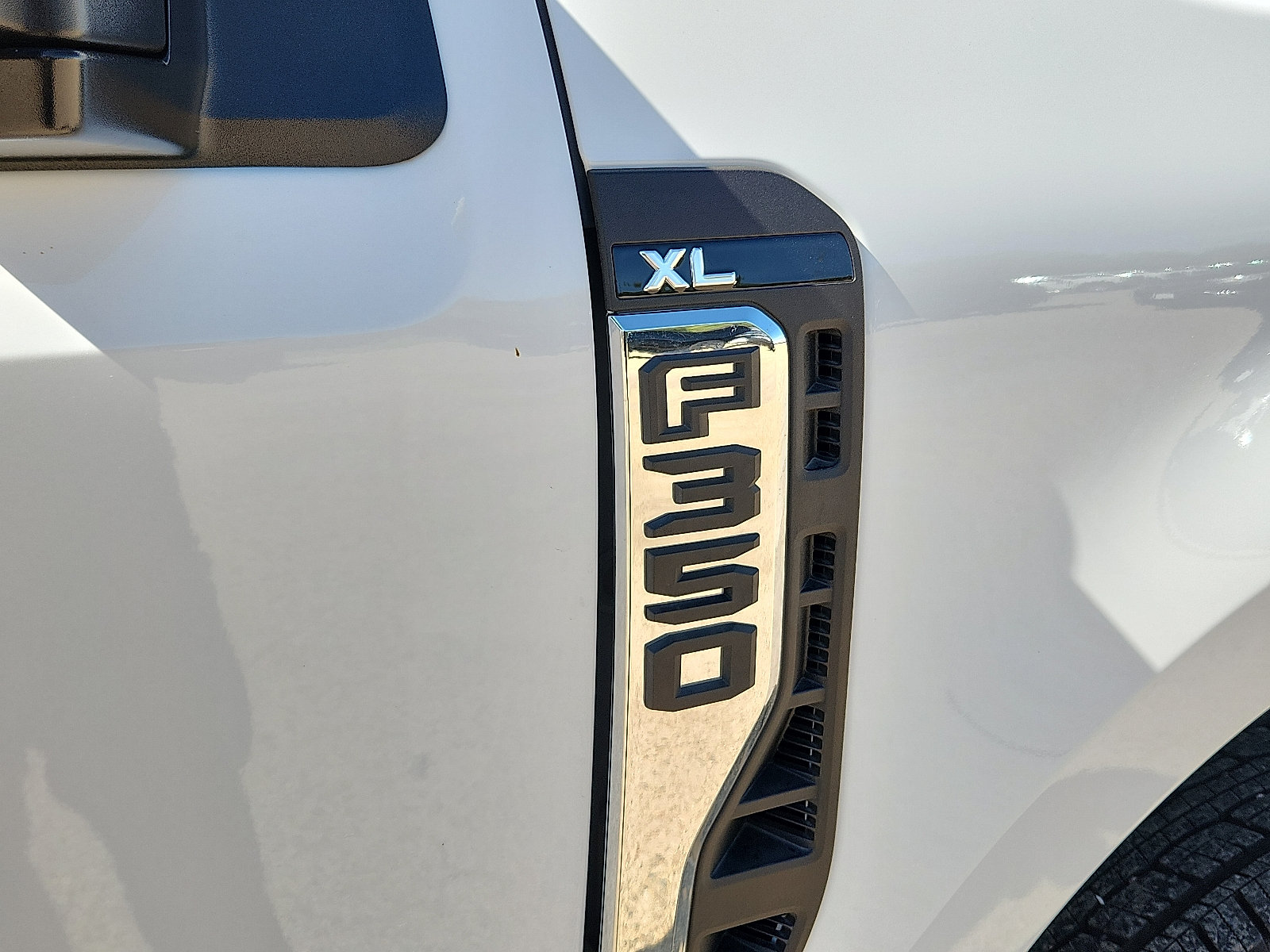 2025 Ford F-350 Super Duty Chassis Cab XL - Photo 8