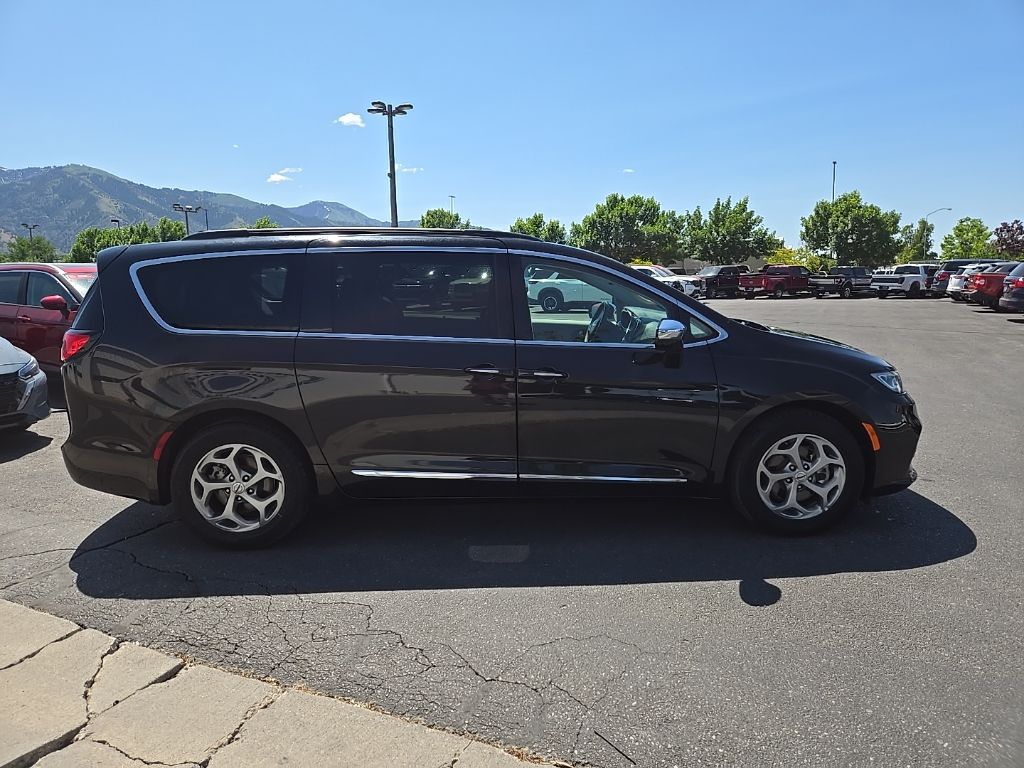 2023 Chrysler Pacifica Limited photo 4