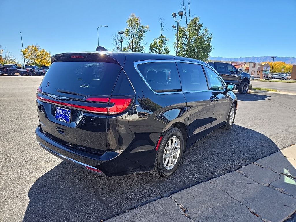 2024 Chrysler Pacifica Touring L photo 4