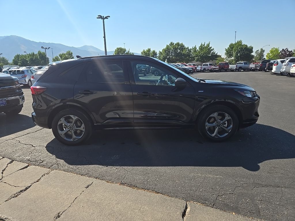 2024 Ford Escape ST-Line photo 4