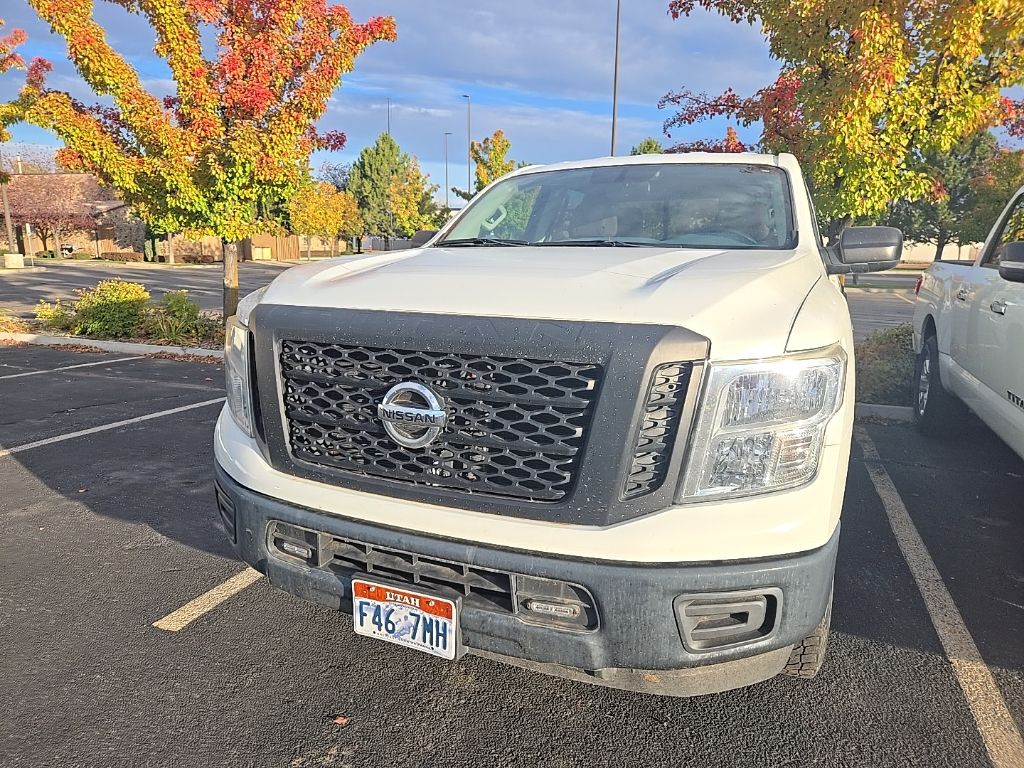 2017 Nissan Titan S Crew Cab photo 2