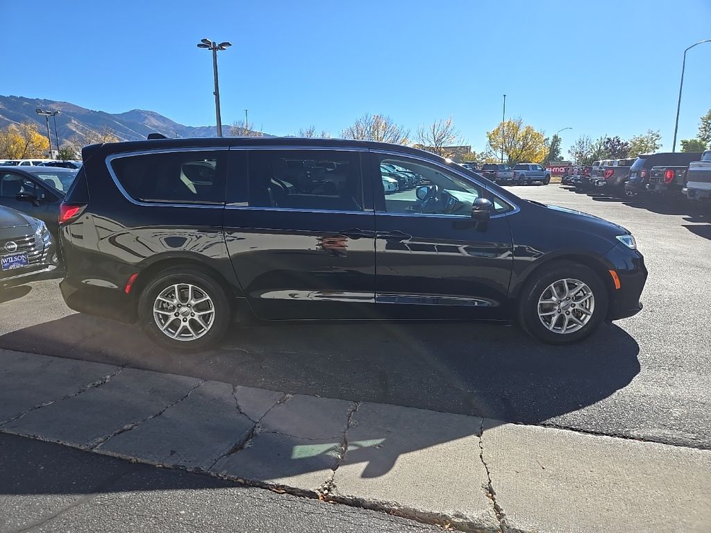 2024 Chrysler Pacifica Touring L photo 3