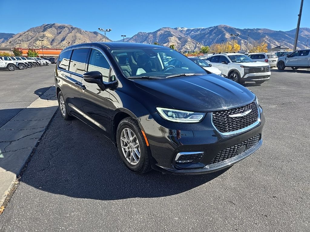 2024 Chrysler Pacifica Touring L photo 2