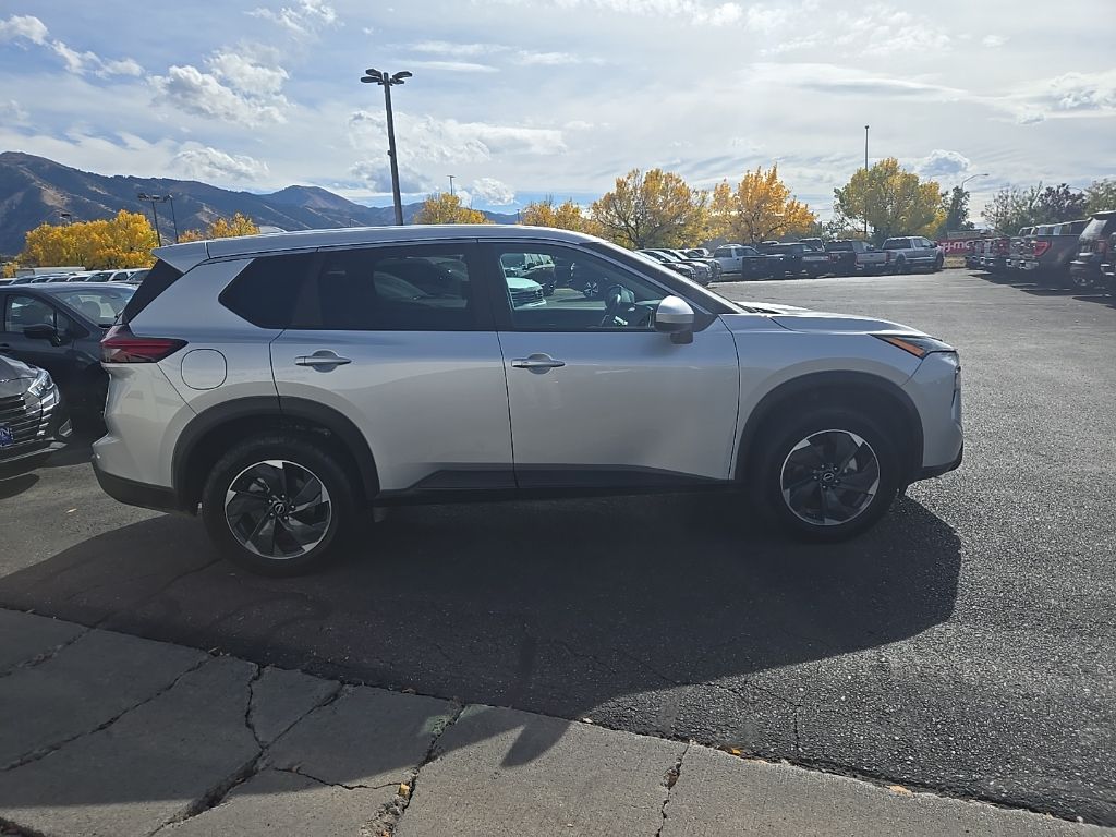 2024 Nissan Rogue SV photo 3