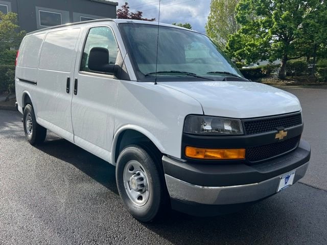 2026 Chevrolet Express 2500 Work Van HD's photo