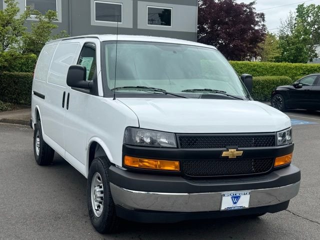 2026 Chevrolet Express 2500 Work Van HD's photo