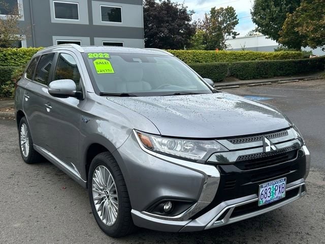 2022 Mitsubishi Outlander PHEV SE's photo