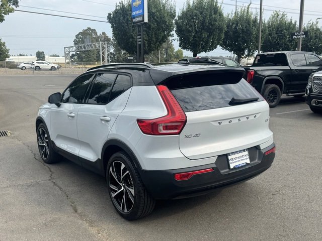 2021 Volvo XC40 R-Design photo 4