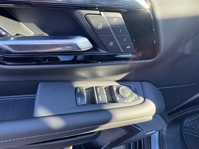 2026 Chevrolet Suburban Premier - Photo 18