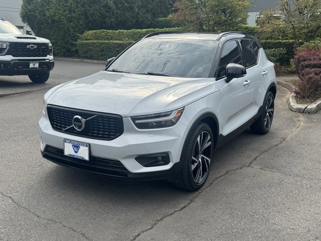 2021 Volvo XC40 R-Design photo 2