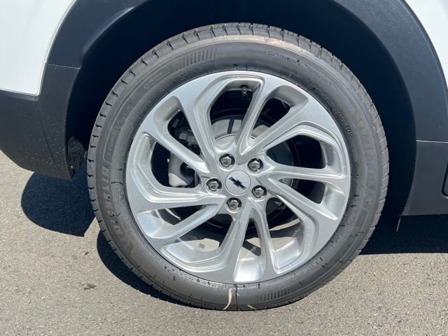 2027 Chevrolet Bolt LT - Photo 10