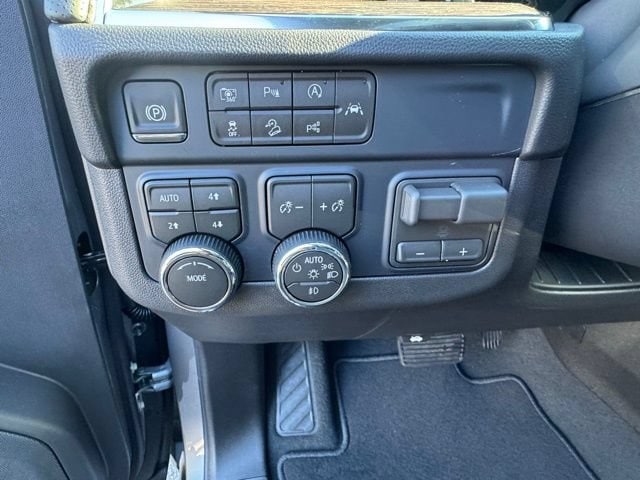 2026 Chevrolet Suburban Premier - Photo 19
