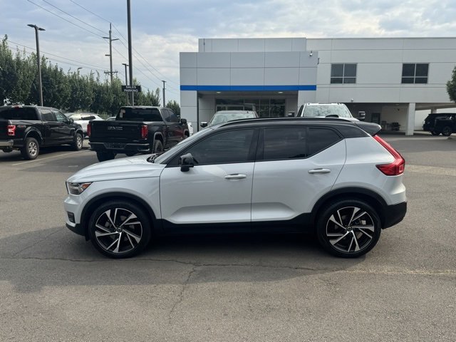 2021 Volvo XC40 R-Design photo 3