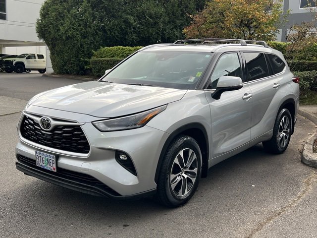 2021 Toyota Highlander XLE photo 3