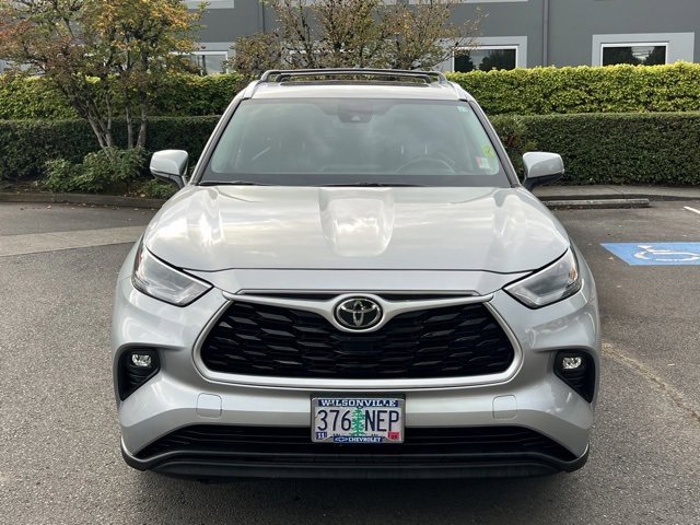 2021 Toyota Highlander XLE photo 2