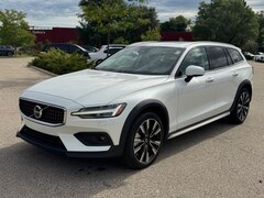 2025 Volvo V60 Cross Country B5 Ultra Wagon