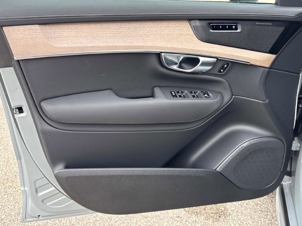 2026 Volvo XC90 Plus - Photo 16