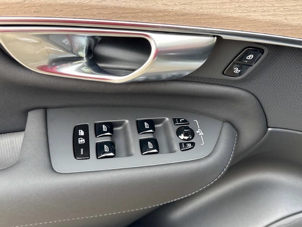 2026 Volvo XC90 Plus - Photo 17