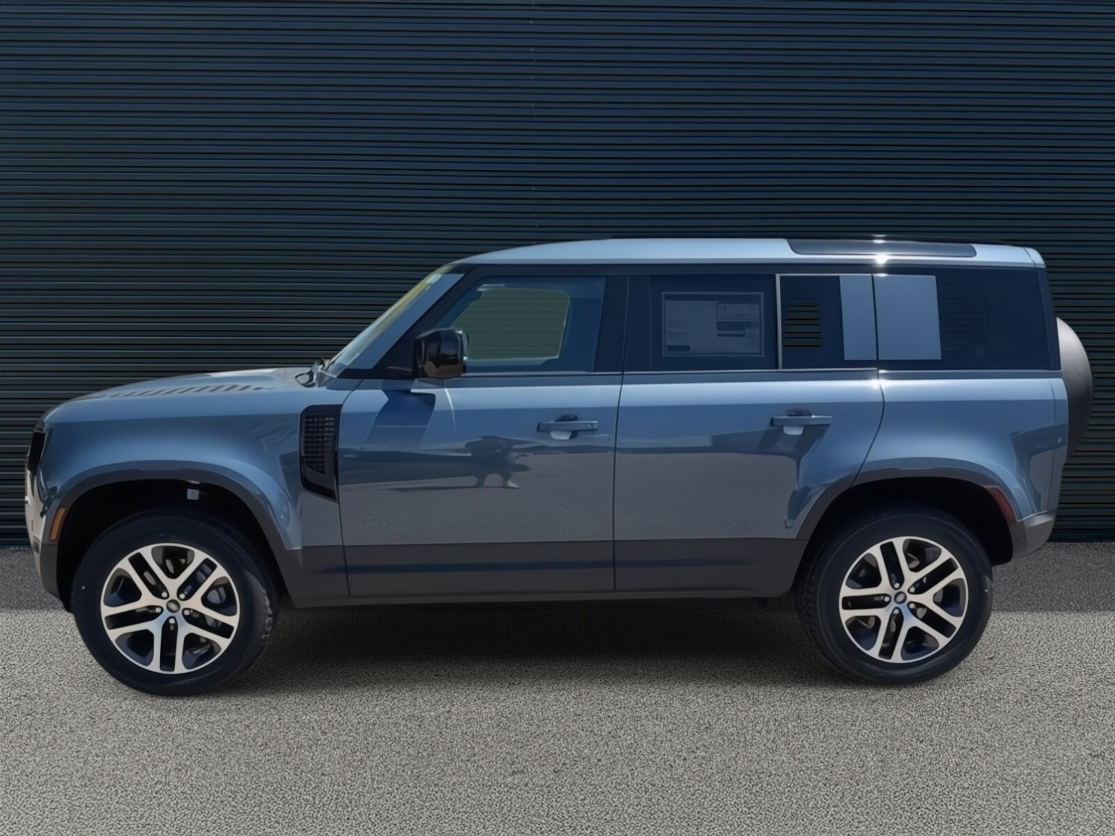2025 Land Rover Defender 110 S photo 2