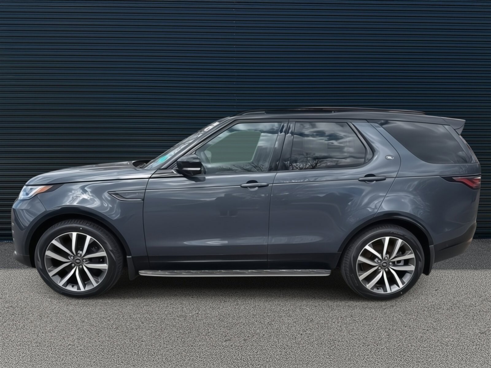 2025 Land Rover Discovery P360 Dynamic SE photo 2