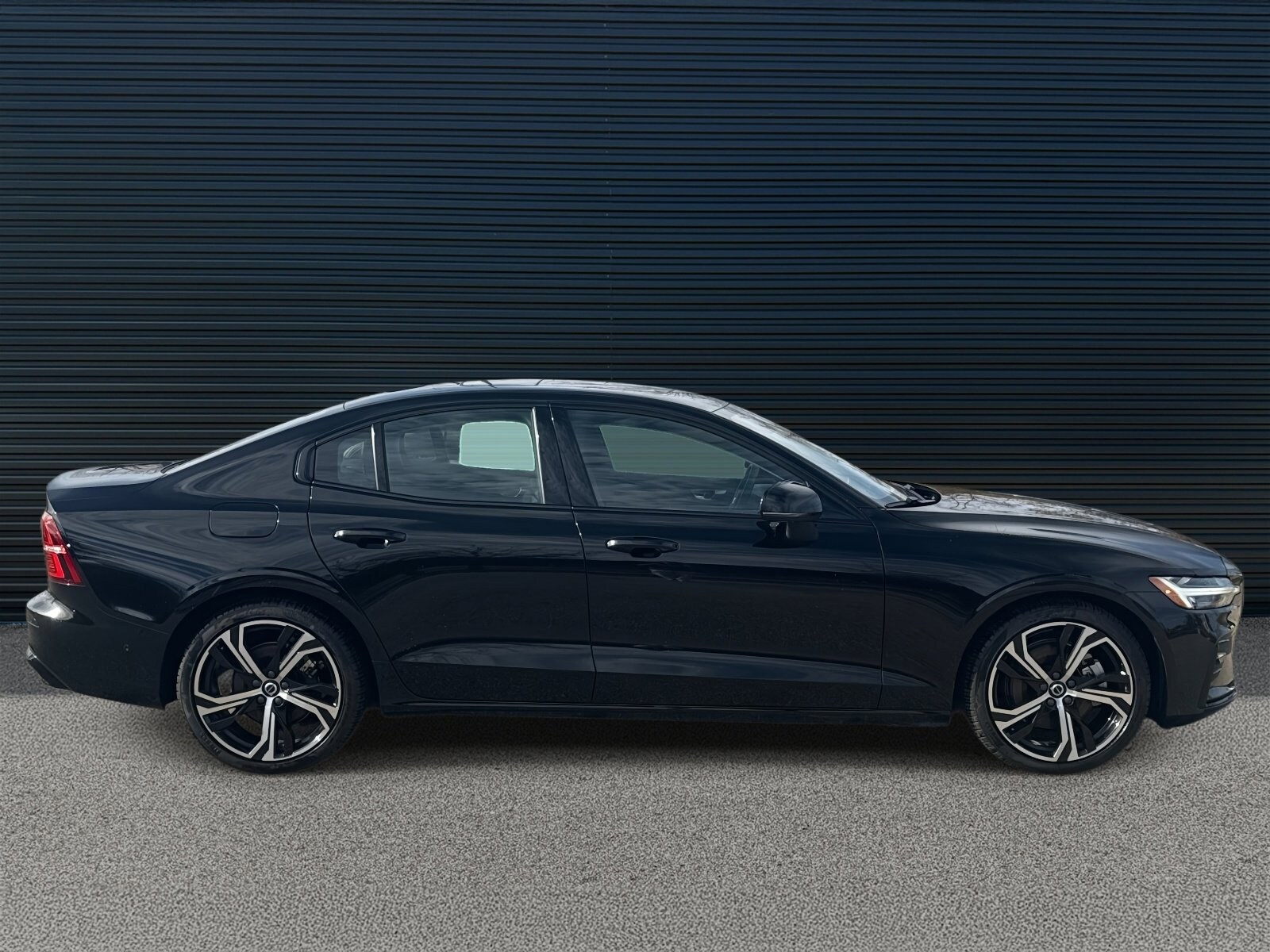 2024 Volvo S60 B5 Ultimate photo 4