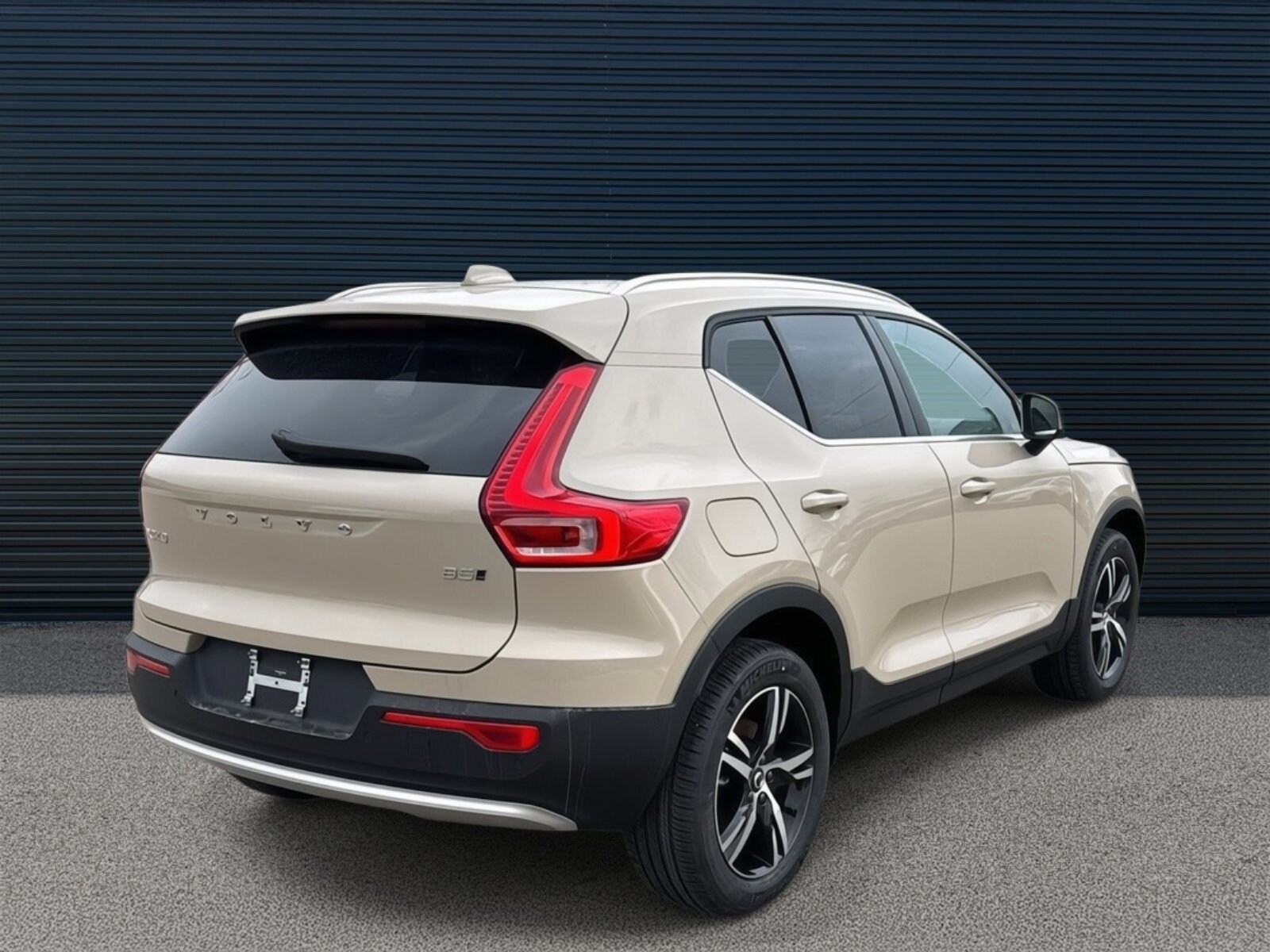2025 Volvo XC40 Core photo 3